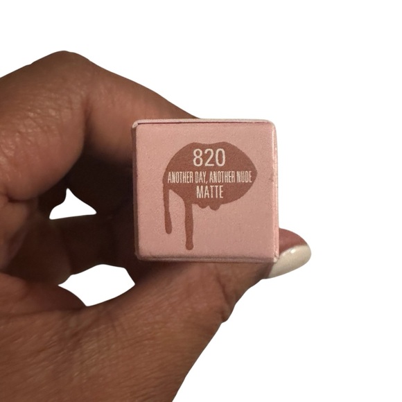 Kylie Jenner matte liquid lipstick 820 - Picture 3 of 5